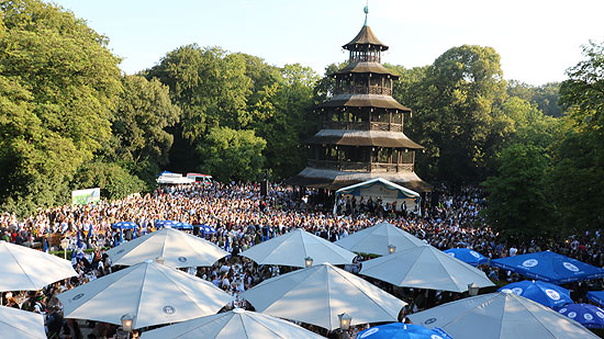 getanzt wurde vor dem Chinesischen Turm (©Foto: Martin Schmitz)